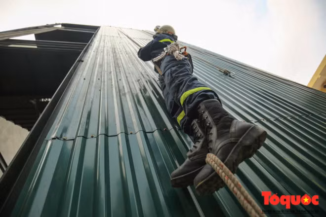 Những động tác khó như leo tường 90 độ bằng dây được các "bông hồng thép" thực hiện thành thục và chính xác.