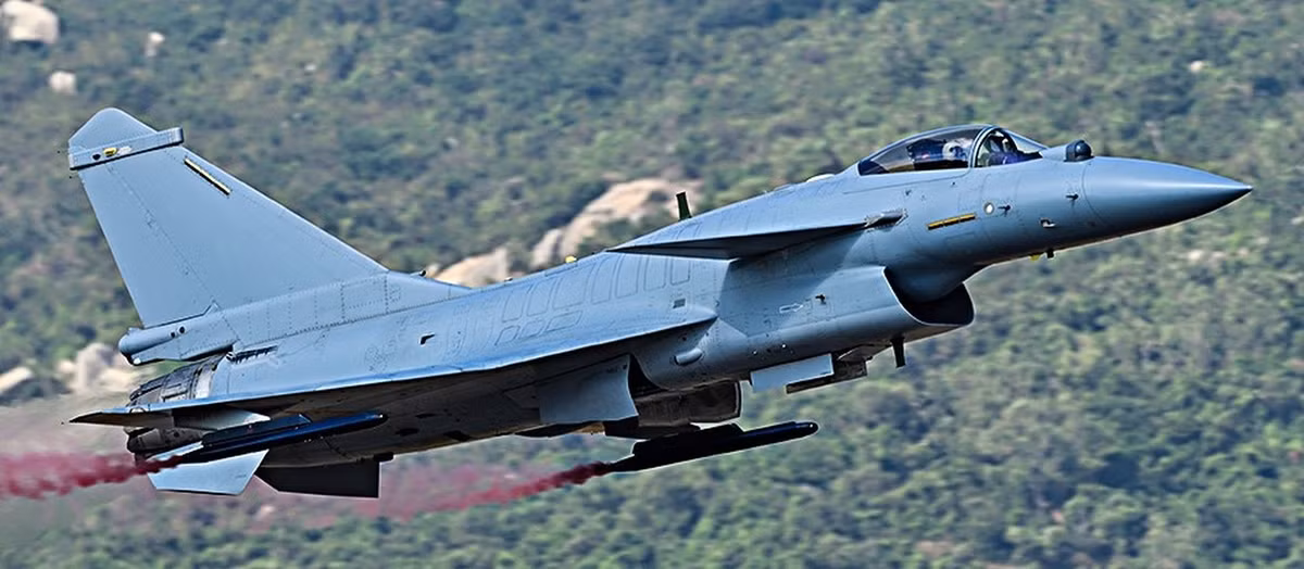 Đáng sợ nhất trong kho vũ khí không chiến của J-10CE là tên lửa PL-15, có thể vươn tới cự ly 300 km, vận tốc tối đa đạt 4.900 km/h, tức là vượt trội AIM-120D AMRAAM của Mỹ hay R-77-1 của Nga.