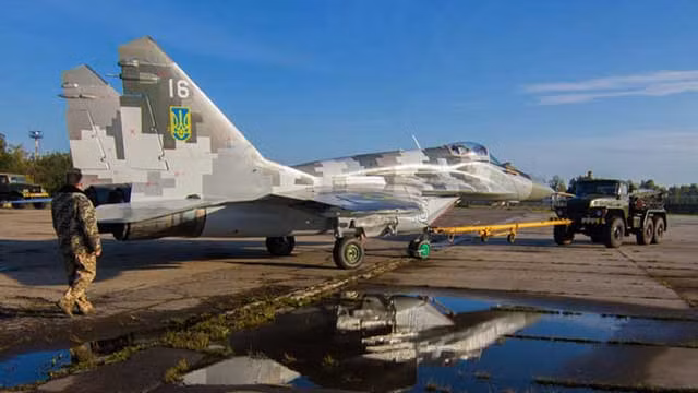 MiG-29 ha canh khan cap xuong canh dong hoa cai-Hinh-4