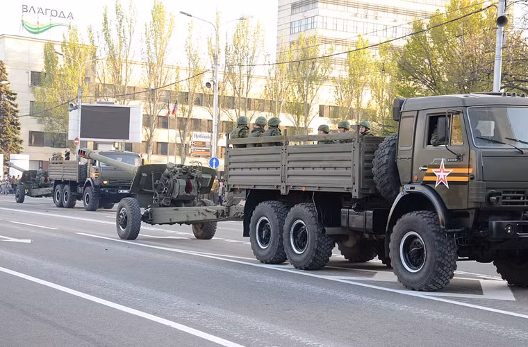 Thông thường để kéo pháo và chở kíp pháo thủ 8 người, xe tải Ural-4320 cấu hình 6x6 hoặc xe thiết giáp đa dụng MT-LB sẽ được sử dụng. Nguồn ảnh: Wikipedia