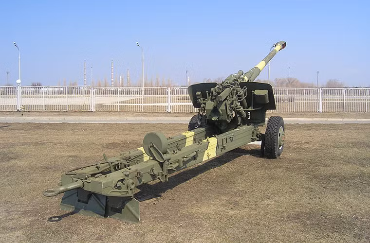 Pháo 152mm 2A65 được trên khung bệ có hai bánh xe để di chuyển, khi vào vị trí khai hỏa, hai “càng” sẽ được hạ xuống còn trục thủy lực ngay dưới bệ pháo sẽ được nâng lên, như vậy cơ cấu ổn định sẽ dựa trên 3 điểm là trục thủy lực và hai càng pháo. Nguồn ảnh: Wikipedia