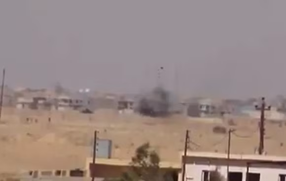 Khoảnh khắc Kornet đánh trúng chiếc xe tăng Abrams của Quân đội Iraq. Theo một số nguồn tin, nó nhắm thẳng vào giáp trước – vị trí dày nhất trên xe tăng Abrams. Nguồn ảnh: Youtube