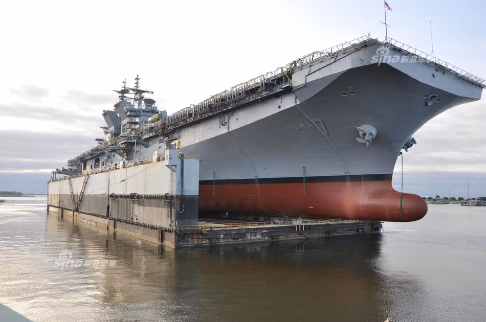 USS Tripoli có lượng giãn nước toàn tải đến 44.971 tấn, dài 257m, rộng 32m, mớn nước 7,9m. Dù được phân loại là tàu đổ bộ, thế nhưng kích thước của Tripoli tương đương với tàu sân bay hạt nhân Charles de Gaulle (R91) của Hải quân Pháp. Nguồn ảnh: Sina