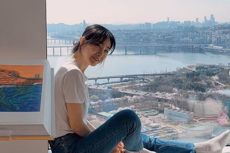 Từ khi bước chân vào showbiz, Choi Ji Woo là một trong những ngôi sao Hallyu kín tiếng và không dính scandal. Đó là lý do cô được nhiều người yêu mến và đông fan.