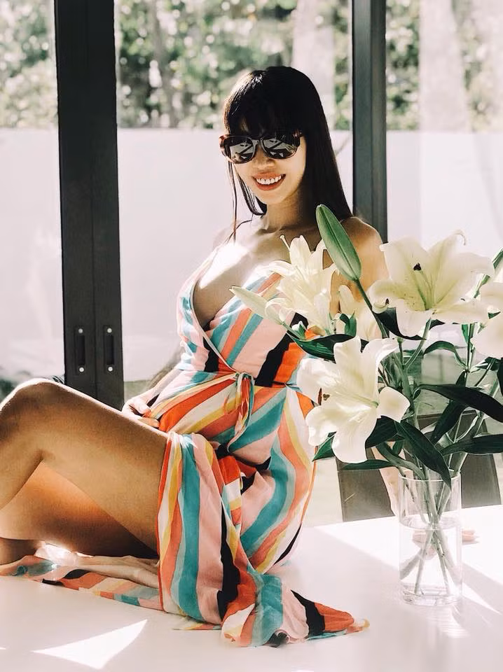 Siêu mẫu Hà Anh vẫn giữ được vẻ sexy, quyến rũ vốn có ngay cả khi cô mang bụng bầu lùm lùm. (Ảnh: FBNV)