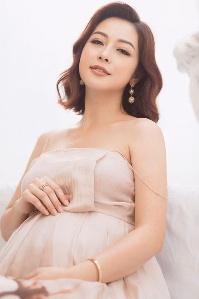 Mặc dù mang bầu tới lần thứ 4 và sắp tới ngày sinh nhưng nhìn Hoa hậu Jennifer Phạm vẫn rất nhẹ nhàng, làn da vẫn mịn màng, tươi tắn. (Ảnh: FBNV)