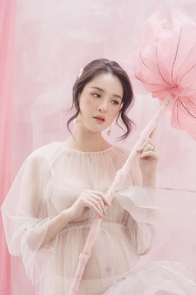 Á hậu Hoàng Anh khoe bụng bầu 8 tháng đầy gợi cảm và bắt mắt. (Ảnh: Toquoc.vn)