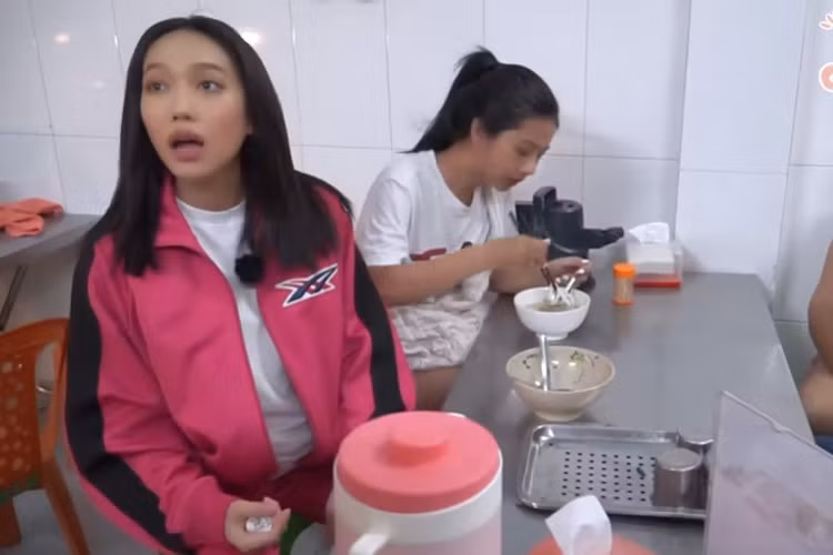Mặc dù đã cố tình mặc áo khoác để ghi hình nhưng Diệu Nhi vẫn không giấu được dáng dấp bà bầu.
