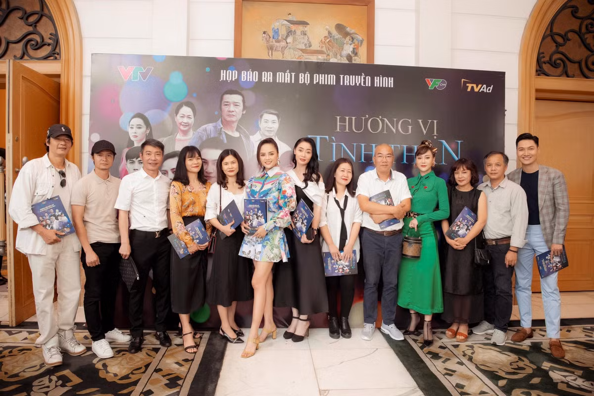 Phương Oanh cùng dàn diễn viên "hot" tái hợp khản giả truyền hình qua bộ phim "Hương vị tình thân" lên sóng giờ vàng VTV ngày 19/4. Bộ phim về đề tài gia đình của đạo diễn Nguyễn Danh Dũng (Về nhà đi con) còn đánh dấu sự trở lại của diễn viên Võ Hoài Nam sau 16 năm vắng bóng. Ảnh: Vu Toan.