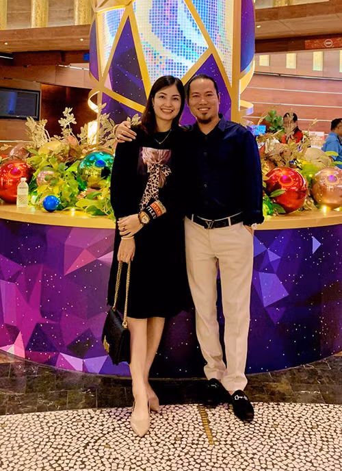 Biết vợ vất vả nên dù là người nóng tính và ít nói nhưng nam nghệ sĩ sinh năm 1980 luôn biết cách lắng nghe vợ tâm sự, giãi bày về chuyện con cái và công việc.