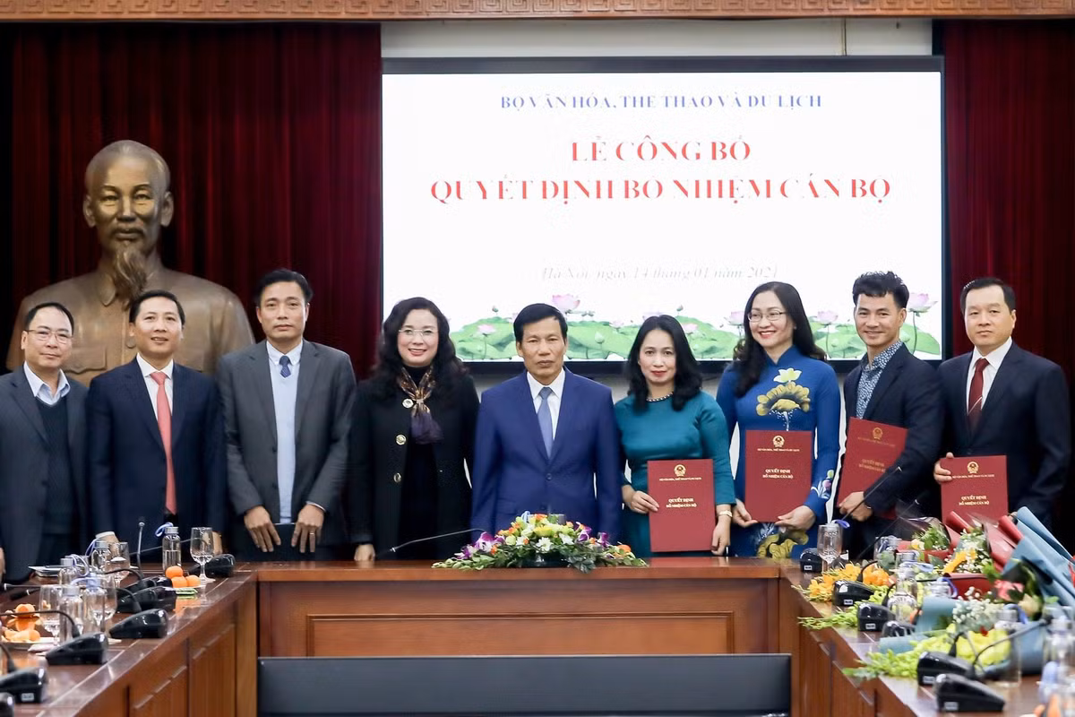 NSƯT Xuân Bắc sinh năm 1976, tại Việt Trì, Phú Thọ. Trước khi được bổ nhiệm giữ chức Giám đốc Nhà hát Kịch Việt Nam, anh được biết đến không chỉ là diễn viên nổi tiếng ở cả sân khấu kịch lẫn màn ảnh mà còn là một MC tài năng bậc nhất khu vực phía Bắc. Ảnh: Bảo Phúc.