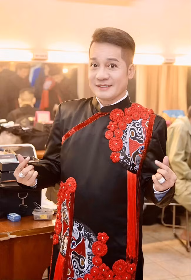  Nghệ sĩ Minh Nhí tên thật là Trương Hùng Minh sinh năm 1964 tại Đồng Tháp. Anh là diễn viên hài nổi tiếng và quen mặt với khán giả qua một số vở kịch: "Trùm lừa", "Bệnh sĩ", "Phép lạ", "Người tốt nhà số 5", "Tình gần", "Ả ca-ve nhà hàng Maxim” và phim truyền hình như "Cái bóng bên chồng", "Ra giêng ai cưới em?”…