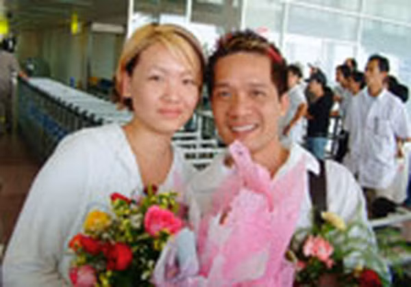 Năm 2005 anh trở về nước cùng vợ, Ngọc Vân – nhân viên ngân hàng tại California, Mỹ. Sau đó Minh Nhí bị cấm diễn 6 tháng và đình chỉ công việc giảng dạy tại trường Cao đẳng Sân khấu - Điện ảnh TP.HCM. (Ảnh: NLĐ)