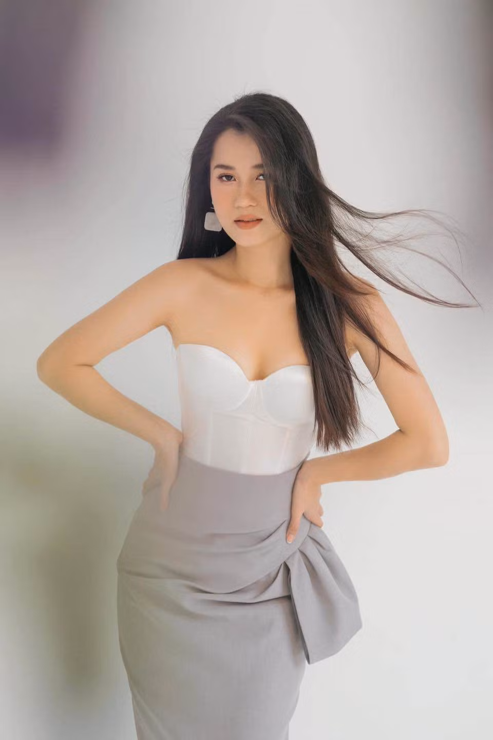 Vốn quen thuộc với khán giả qua hình ảnh hài hước, lầy lội trên sân khấu, bảo sao hình ảnh xinh đẹp này khiến bản thân nữ diễn viên cũng lấy "lạ".