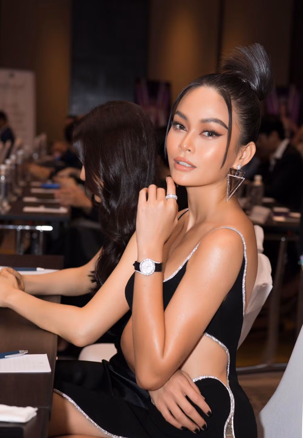 Trang phục hiểm hóc khiến Á hậu Hoa hậu Hoàn vũ Việt Nam 2017 phải khéo léo che chắn để mình không bị "lộ hàng".
