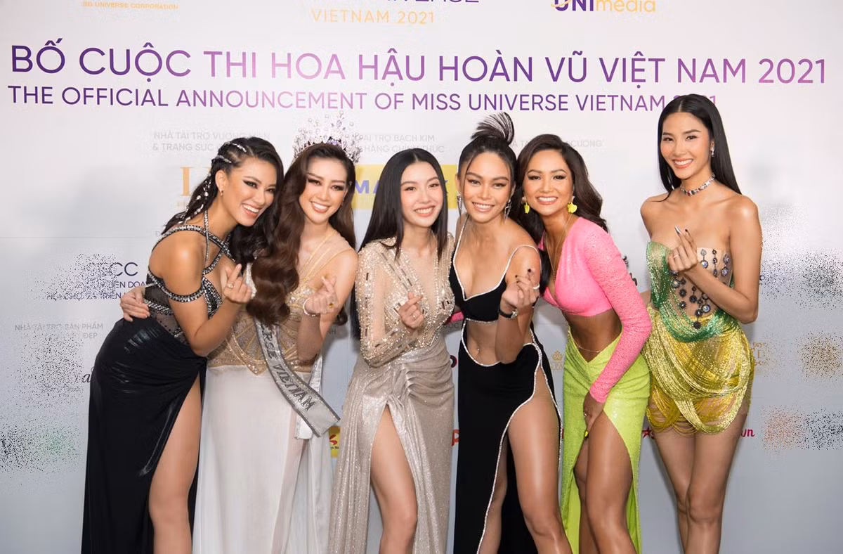 Họp báo Hoa hậu Hoàn vũ Việt Nam 2021 quy tụ dàn hoa hậu, á hậu đình đám của Vbiz. Ai nấy cũng gợi cảm hết nấc "đốt mắt" người hâm mộ. Ảnh: Quốc Lê.