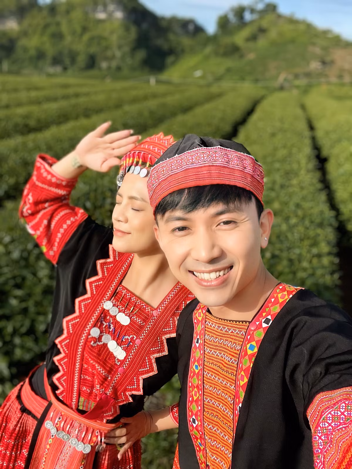 Không chỉ vào vai cặp đôi yêu nhau cực ăn ý, Thu Quỳnh - Anh Vũ còn gây ấn tượng với phong cách thời trang bắt mắt trong phim.