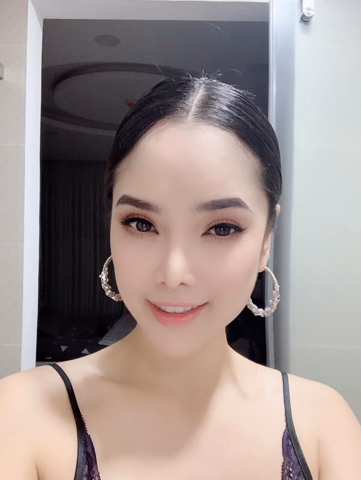 Á hậu Thùy Giang từng tiết lộ trên Dân Trí chuyện bản thân có can thiệp thẩm mỹ để xinh đẹp và trẻ trung hơn.