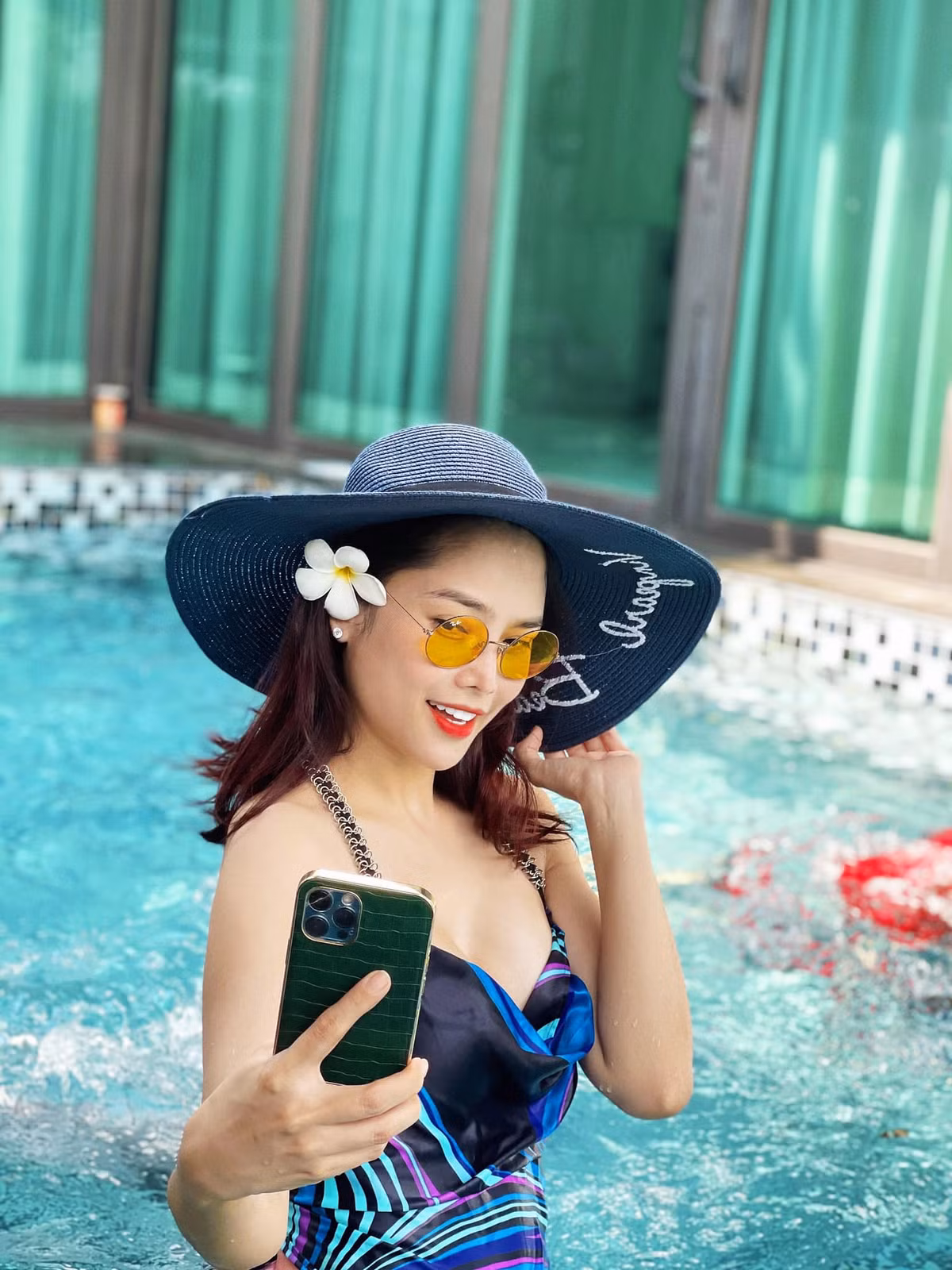 Dù đã trải qua 4 lần sinh nở nhưng nhan sắc Á hậu Thùy Giang vẫn nhận được nhiều lời khen ngợi.