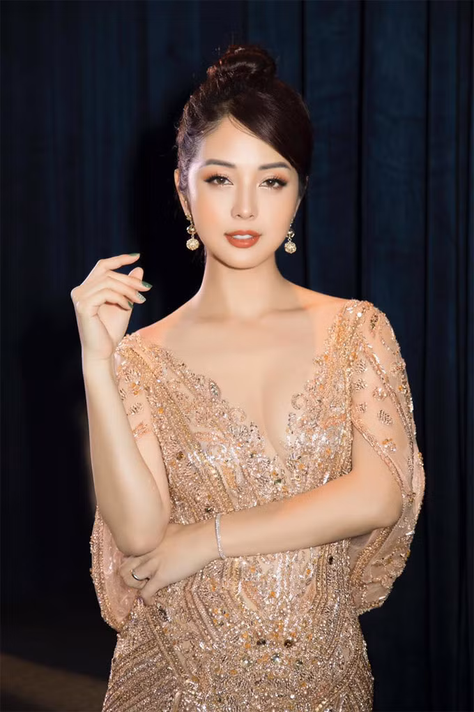 Nhan sắc của Jennifer Phạm không hề thay đổi thậm chí còn được nhiều người khen là đẹp hơn cả lúc cô nhận giải hoa hậu cách đây 15 năm.