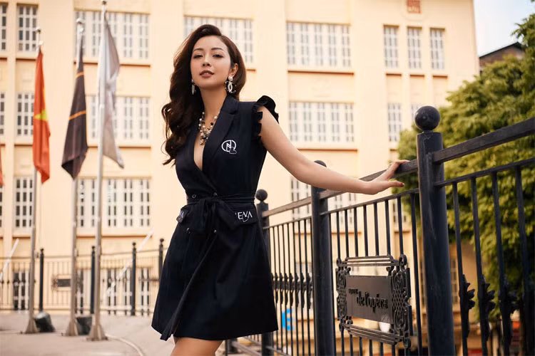Sau khi sinh bé thứ 4 vào tháng 1/2020, người đẹp sinh năm 1985 nhanh chóng lấy lại vóc dáng và trở về với body vạn người mê thuở nào.