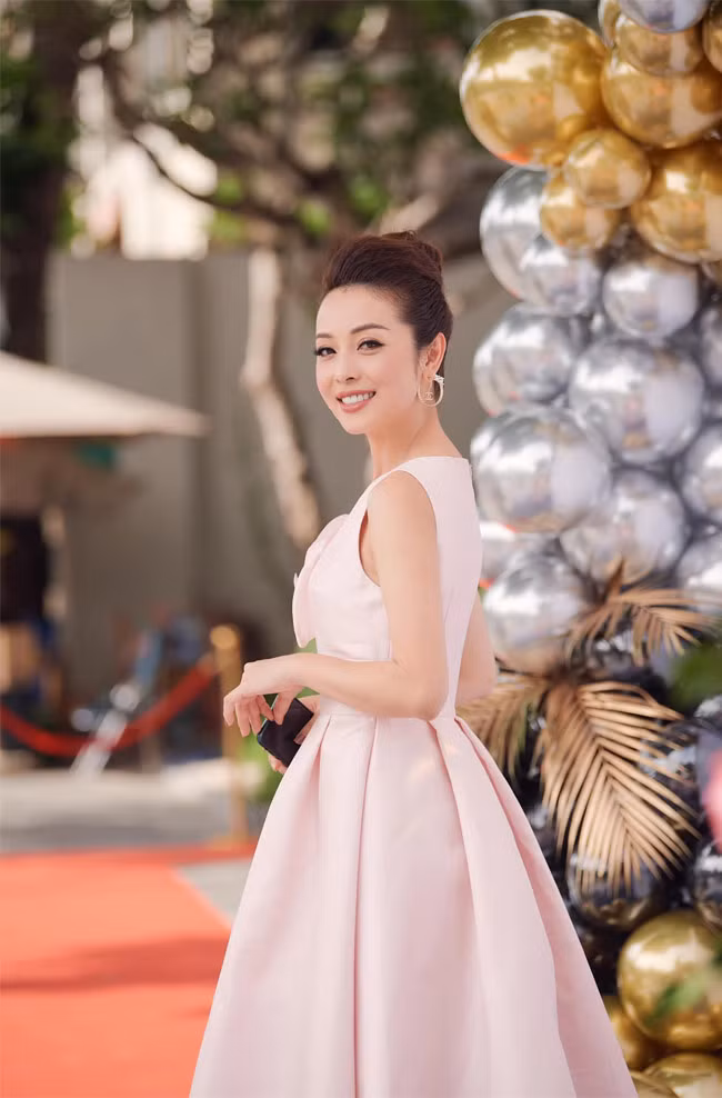 Với vóc dáng nuột nà đẹp từng cm, Jennifer Phạm mặc trang phục gì cũng đẹp.