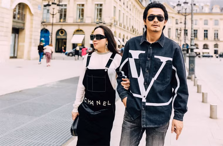Dù đắp hàng hiệu lên người nhưng trông nam diễn viên quê Cà Mau vẫn bị lép vế khi đi cạnh người tình hơn 9 tuổi.