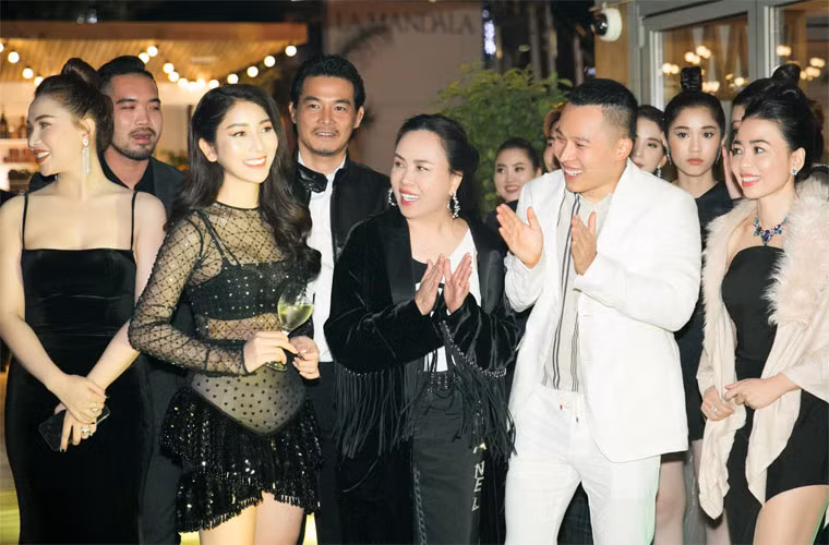 Kể từ khi hẹn hò Phượng Chanel, nam diễn viên sinh năm 1986 thường xuyên tháp tùng cô tới những sự kiện đình đám.
