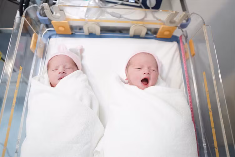 Theo chia sẻ của Diễm Châu, cô chi khoảng 1,4 tỷ để thụ tinh nhân tạo hai con gái ở Thái Lan. "Tôi rất yêu em bé, nhà tôi ai cũng mê em bé hết. Vậy nên dù đã có hai con trai, tôi vẫn muốn có thêm hai con gái. Tuy vậy, tôi rất bận, không rảnh hẹn hò nên cũng không có bạn trai...", Diễm Châu chia sẻ với ngoisao.net.