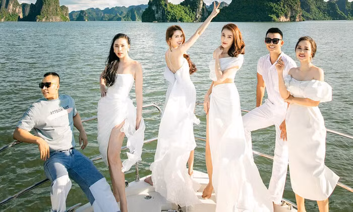 Từ lâu hội bạn thân Ngọc Trinh đã gây choáng ngợp với độ ăn chơi sang chảnh và màn lên đồ "đi đâu nổi đó".