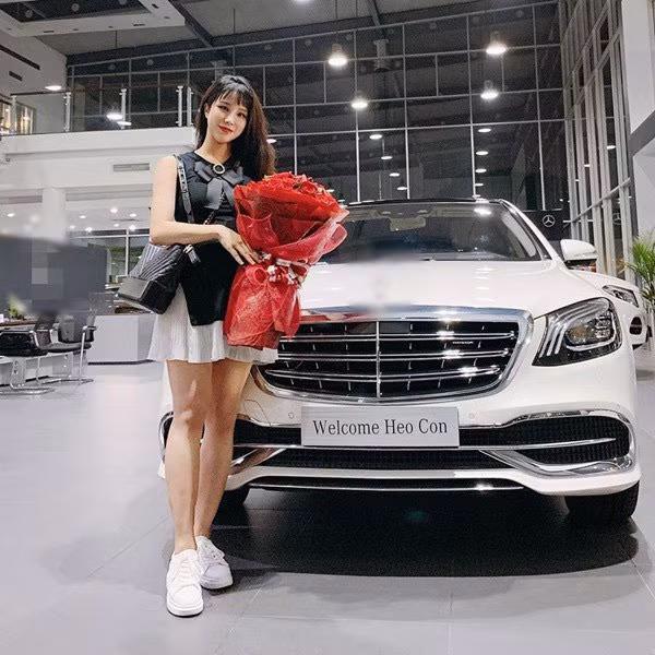 Diệp Lâm Anh cũng nhận được món quà khủng là chiếc xế hộp hơn 5 tỷ đồng từ chồng trước ngày sinh con gái đầu lòng.