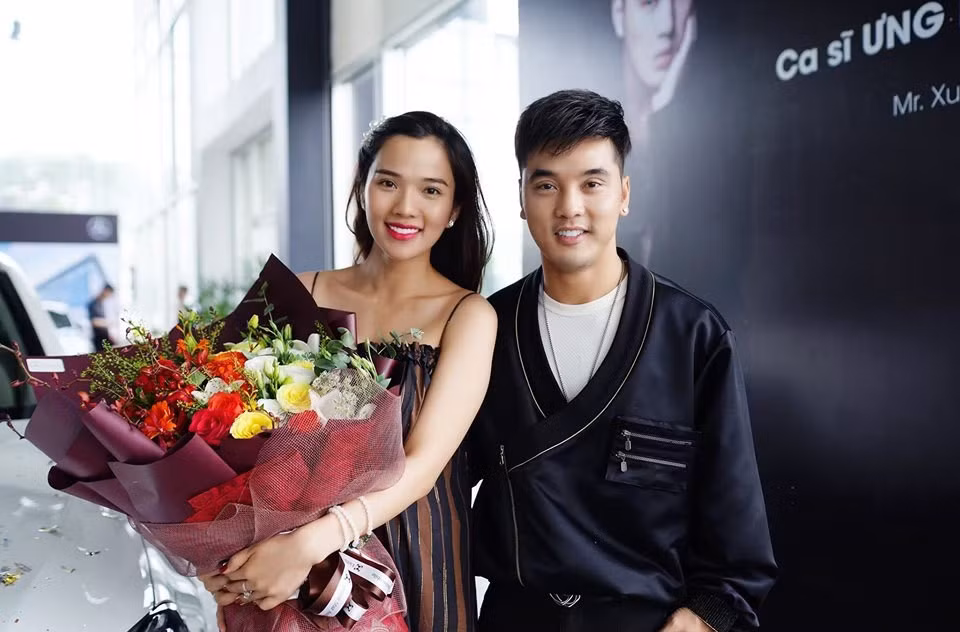 Khi người mẫu Kim Cương mang thai đứa con thứ hai, nam ca sĩ Ưng Hoàng Phúc đã bỏ ra gần 2 tỷ đồng mua một chiếc ô tô đời mới tặng vợ.