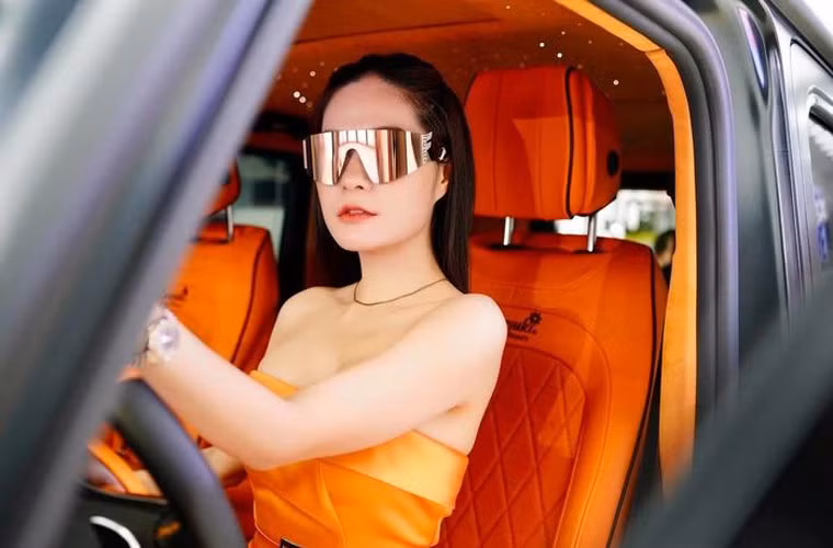 Nữ ca sĩ Đoàn Di Băng là một trong những mỹ nhân Việt có số hưởng nhất Vbiz. Khi mang thai đứa con thứ hai, cô được chồng tặng căn biệt thự trị giá 22 tỷ đồng. Dịp sinh nhật năm nay, Di Băng được chồng tặng chiếc siêu xe màu cam Mercedes AMG G63 trị giá 13,5 tỷ đồng.