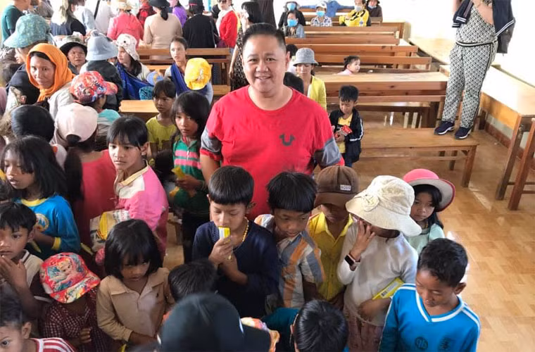 Ngoài công việc kinh doanh, trên trang cá nhân, Minh Béo hay khoe ảnh đi làm từ thiện. Mới đây, Minh Béo bị tố gạ tình trai trẻ gây xôn xao dư luận. Đối mặt với ồn ào nam diễn viên vẫn bình thản khiến dư luận bức xúc. (Ảnh: FBNV)