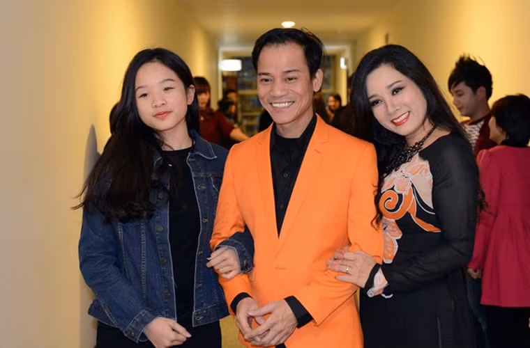 Khi thấy Chế Phong vẫn đăng ảnh chụp cùng Thanh Thanh Hiền và các con trên trang cá nhân của anh, nữ ca sĩ cho rằng đó là quyền của chồng cũ.