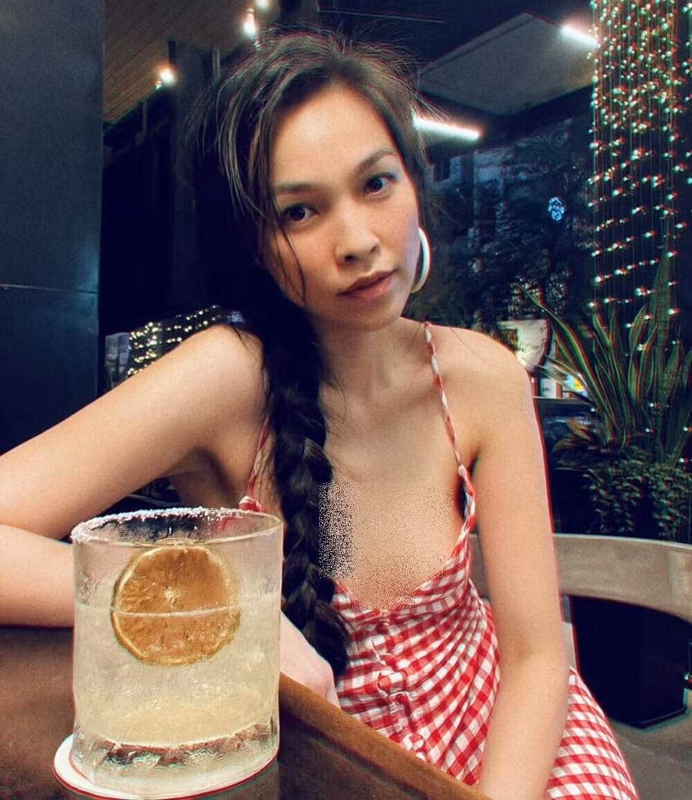 Chiếc đầm hai dây rộng cổ khiến vòng 1 của bà mẹ đơn thân như muốn "nhảy" ra ngoài.
