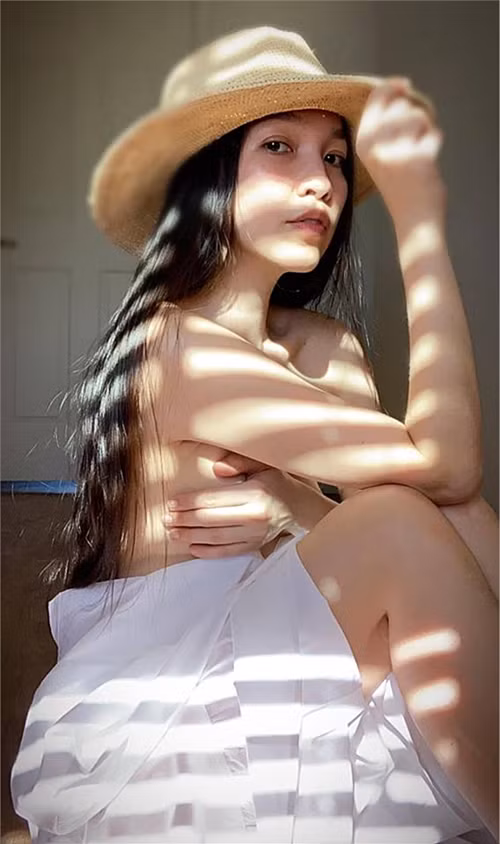 Thay đổi phong cách khiến giọng ca "Nhật ký của mẹ" nhận được lời khen ngợi ngày cảng trẻ trung. Bên cạnh đó, có không ít ý kiến cho rằng Hiền Thục đã 40 tuổi, con gái cũng đã lớn nên hình ảnh gợi cảm của cô gần đây hơi quá đà. Thậm chí khoảnh khắc bán nude của Hiền Thục còn bị chê bai là phản cảm.