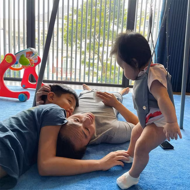 Khoảnh khắc ba bố con nằm chơi với nhau nhận được sự quan tâm của mọi người.