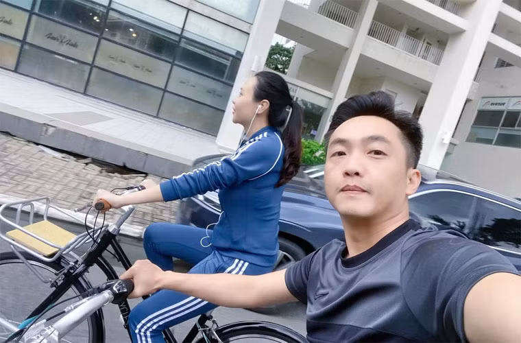 Rảnh rỗi, hai vợ chồng Cường Đô la và Đàm Thu Trang lại rủ nhau đạp xe đạp.