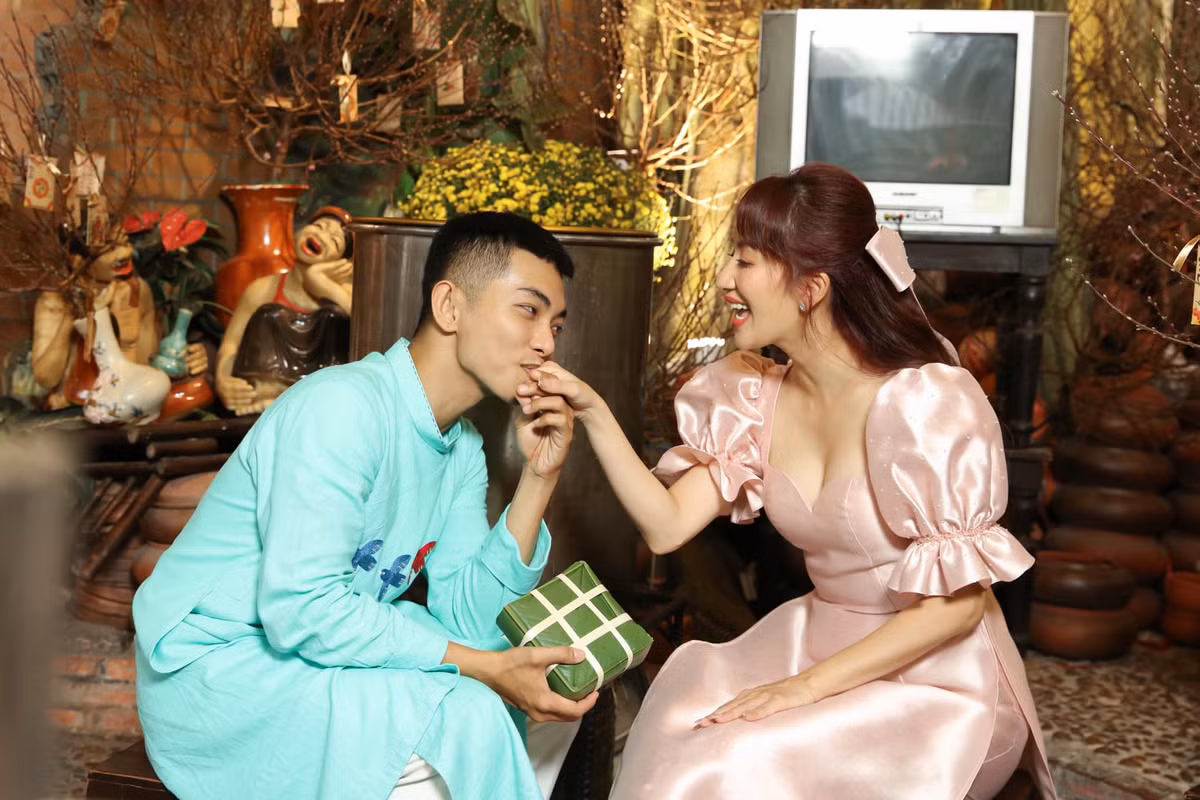 Chia sẻ với báo giới, Khánh Thi cho biết vườn hồng trên sân thượng của ông xã giúp vợ chồng cô có thêm một không gian riêng tư để chill, ăn tối và chơi cùng hai con.