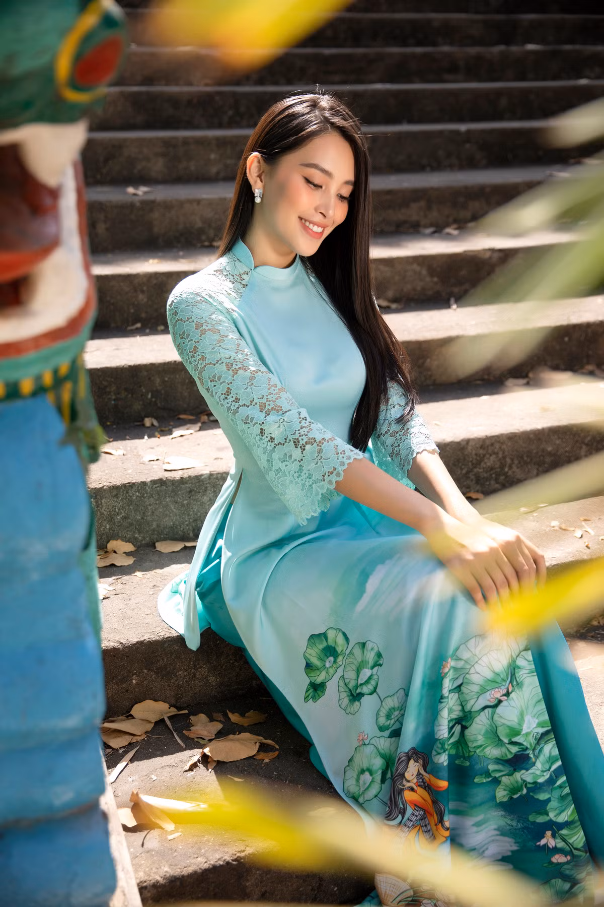 Đây là những thiết kế tôn lên vẻ đẹp của người phụ nữ vừa hiền dịu, pha trộn với nét đẹp tinh khôi thướt tha trên từng tà áo dài mang đậm bản sắc của dân tộc.