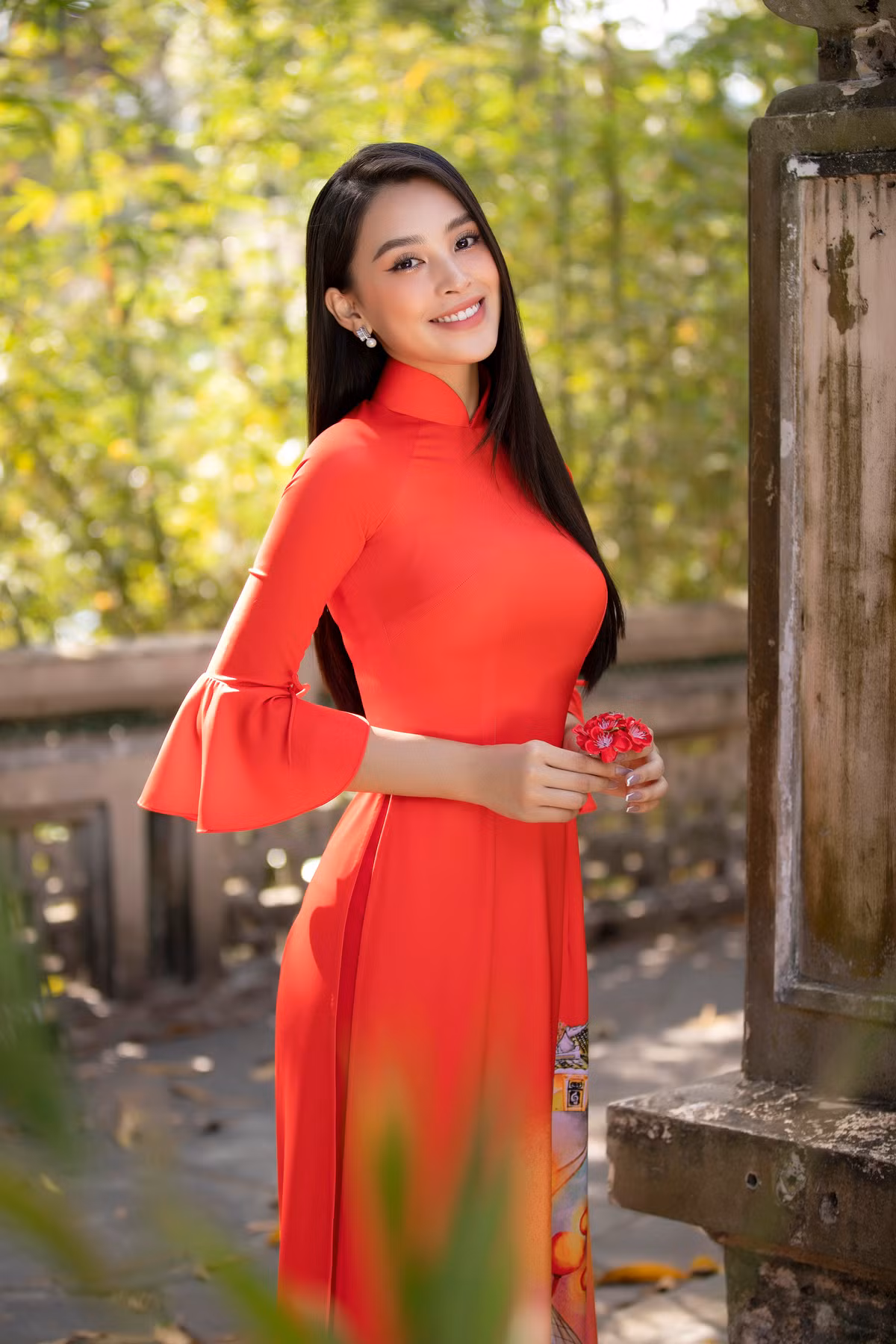 Hoa hau Tieu Vy dep “gay me” trong ta ao dai Tet
