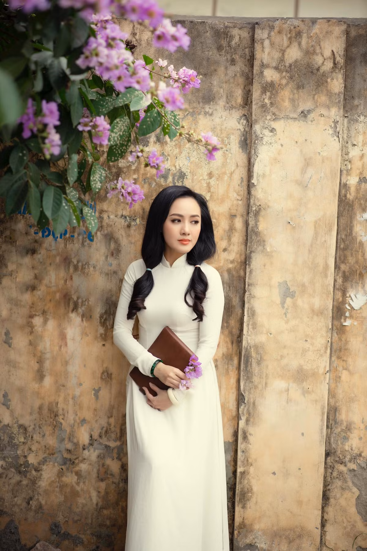 Từ nhỏ, Hoài Anh đã có ước mơ lớn lên làm công việc nào đó mà được diện áo dài. Không ngờ, điều đó lại trở thành sự thật. Áo dài gần như là trang phục quen thuộc của chị mỗi khi lên sóng bản tin thời sự.