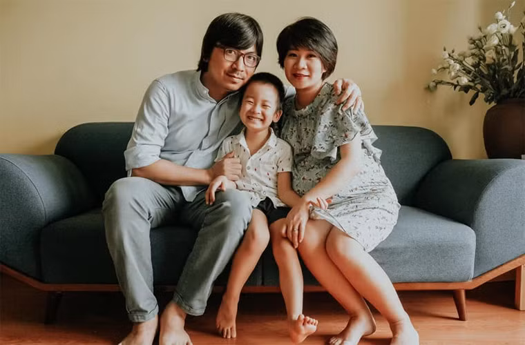 Đinh Tiến Dũng là người chồng, người cha rất tận tụy với gia đình. Anh giúp vợ chăm con, dạy con học.