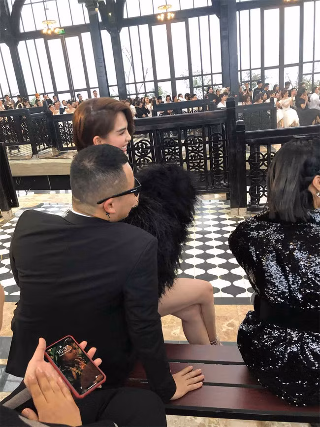 Ngoài hành động hôn môi, nữ hoàng nội y còn khiến nhiều người thắc mắc mối quan hệ giữa cô và Khắc Tiệp khi cô vô tư ngồi lên đùi ông bầu giữa đám đông tại sự kiện thời trang.