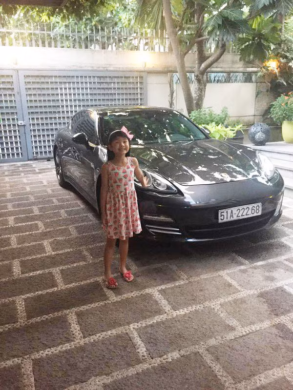 Lúc 5 tuổi, con gái Trương Ngọc Ánh và Trần Bảo Sơn được bố mua tặng chiếc Porsche trị giá gần 6 tỷ đồng để con có phương tiện đi học, đi chơi thoải mái nhất.