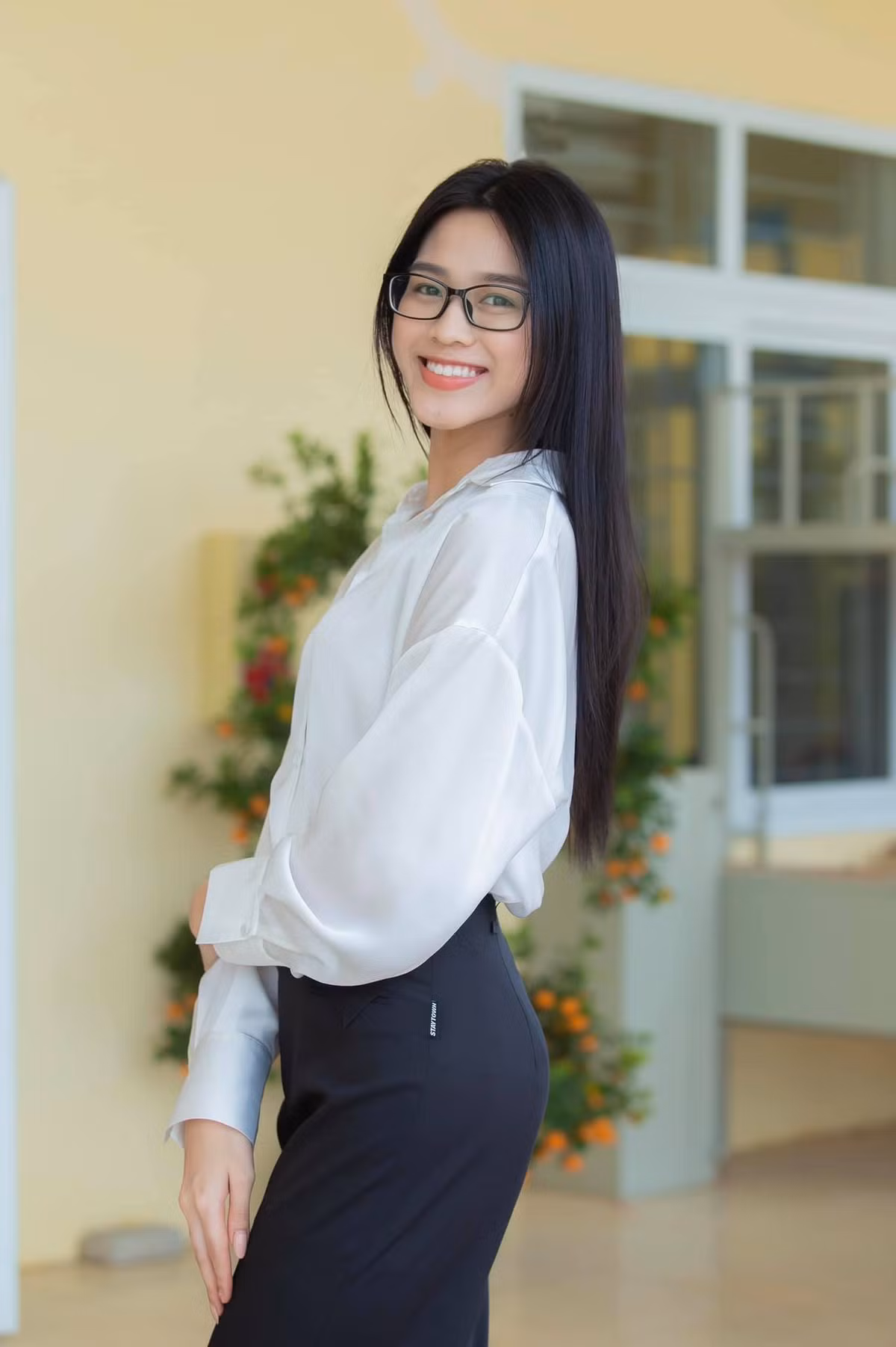 Trắng – đen là hai tông màu được người đẹp xứ Thanh ưu tiên lựa chọn mỗi lần xuất hiện.