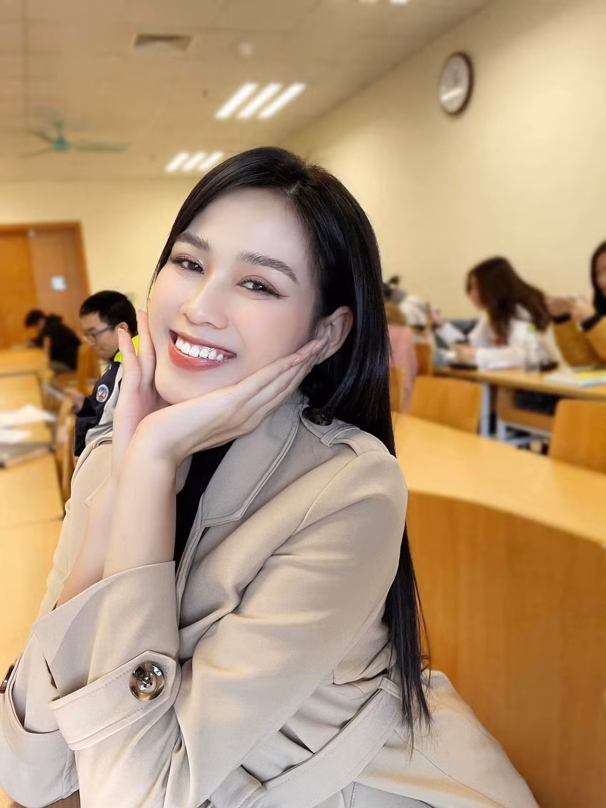Đặc biệt, nàng hậu sinh năm 2001 còn nhận được lời khen với sự ăn mặc giản dị, đúng lứa tuổi khi lên giảng đường.