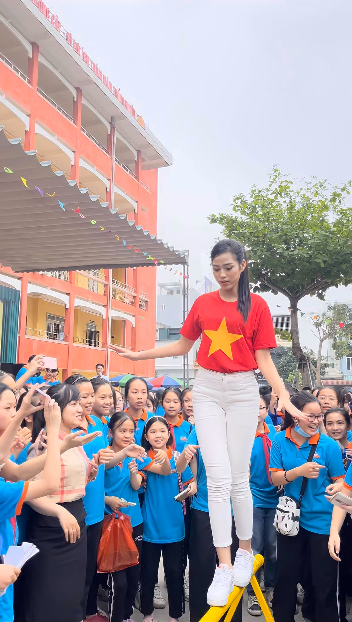 Khác với hình ảnh váy vóc gợi cảm khi tham gia sự kiện, ngoài đời Hoa hậu Đỗ Thị Hà chuộng phong cách trẻ trung và năng động với áo phông và quần jean.