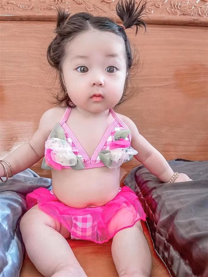 Cô bé thừa hưởng nhiều nét đẹp của cả bố lẫn mẹ từ đôi mắt to, sống mũi cao và đôi môi chúm chím.